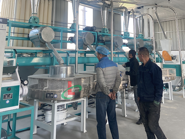 鶴壁客戶(hù)訂購(gòu)4+2組石磨面粉機(jī)，運(yùn)行良好